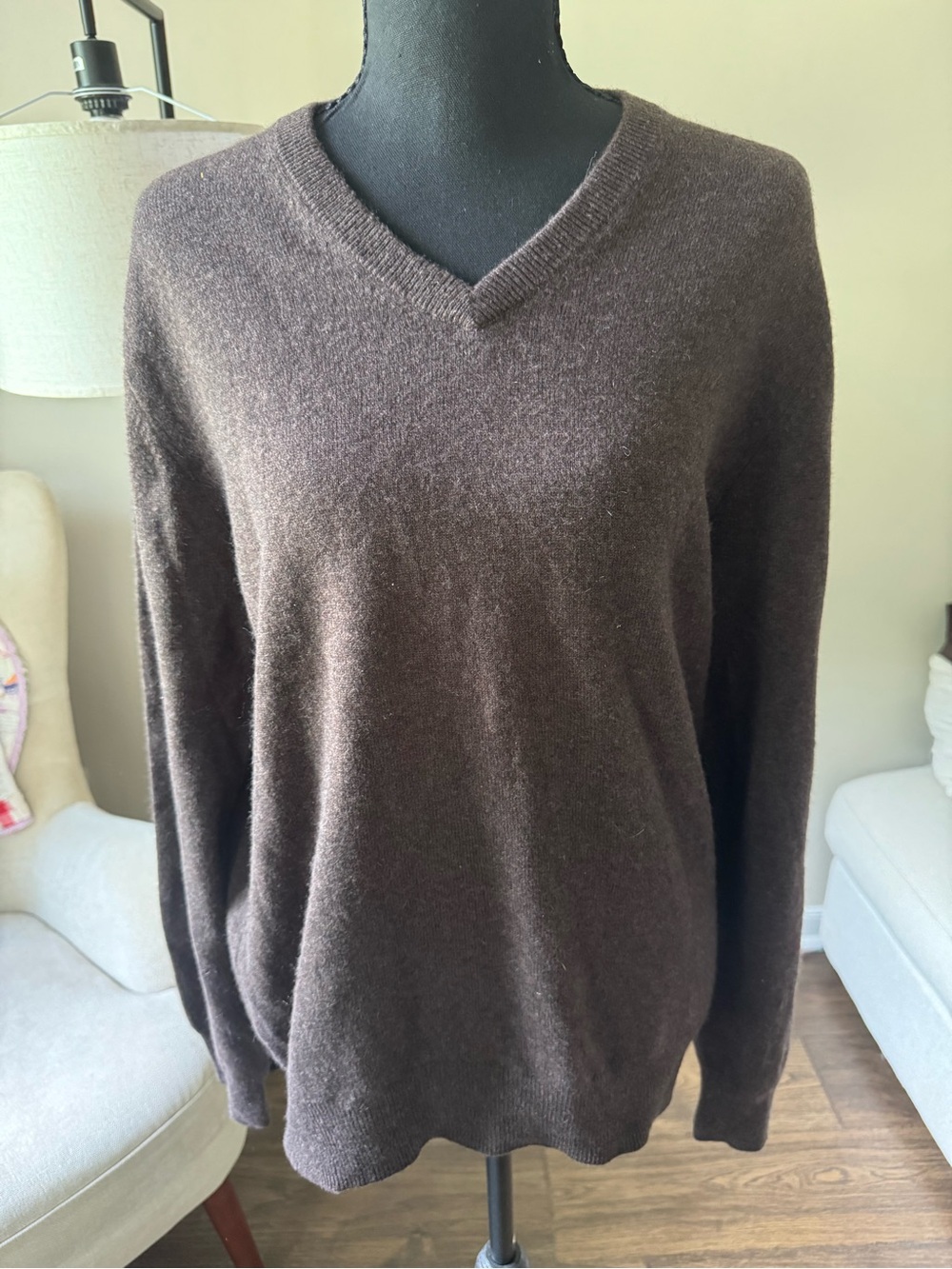 Alan Flusser Men's V-Neck Sweater in Dark Brown 100% pure cashmere